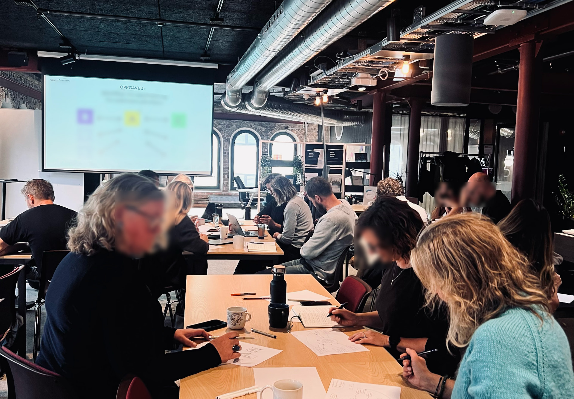 Deltakere som jobber sammen på seminar hos SoCentral